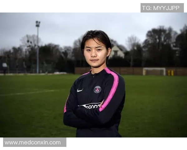 足球明星妻子的魅力瞬间展现她们背后的故事与风采