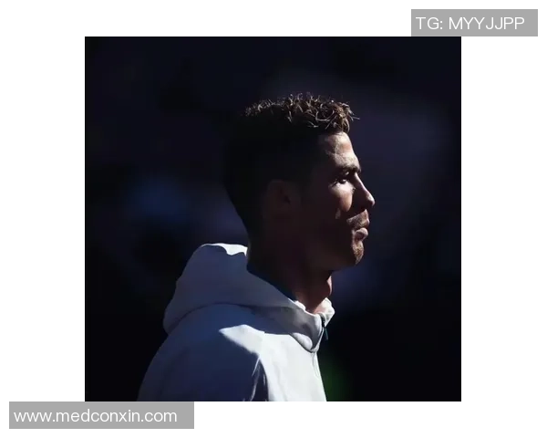 足球明星头像下的帅气男孩展现青春活力与运动魅力