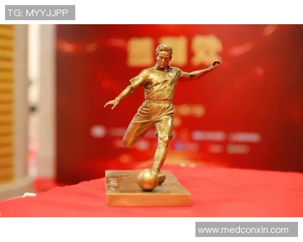 足球明星欢庆夺冠时刻展现激情与荣耀的精彩瞬间